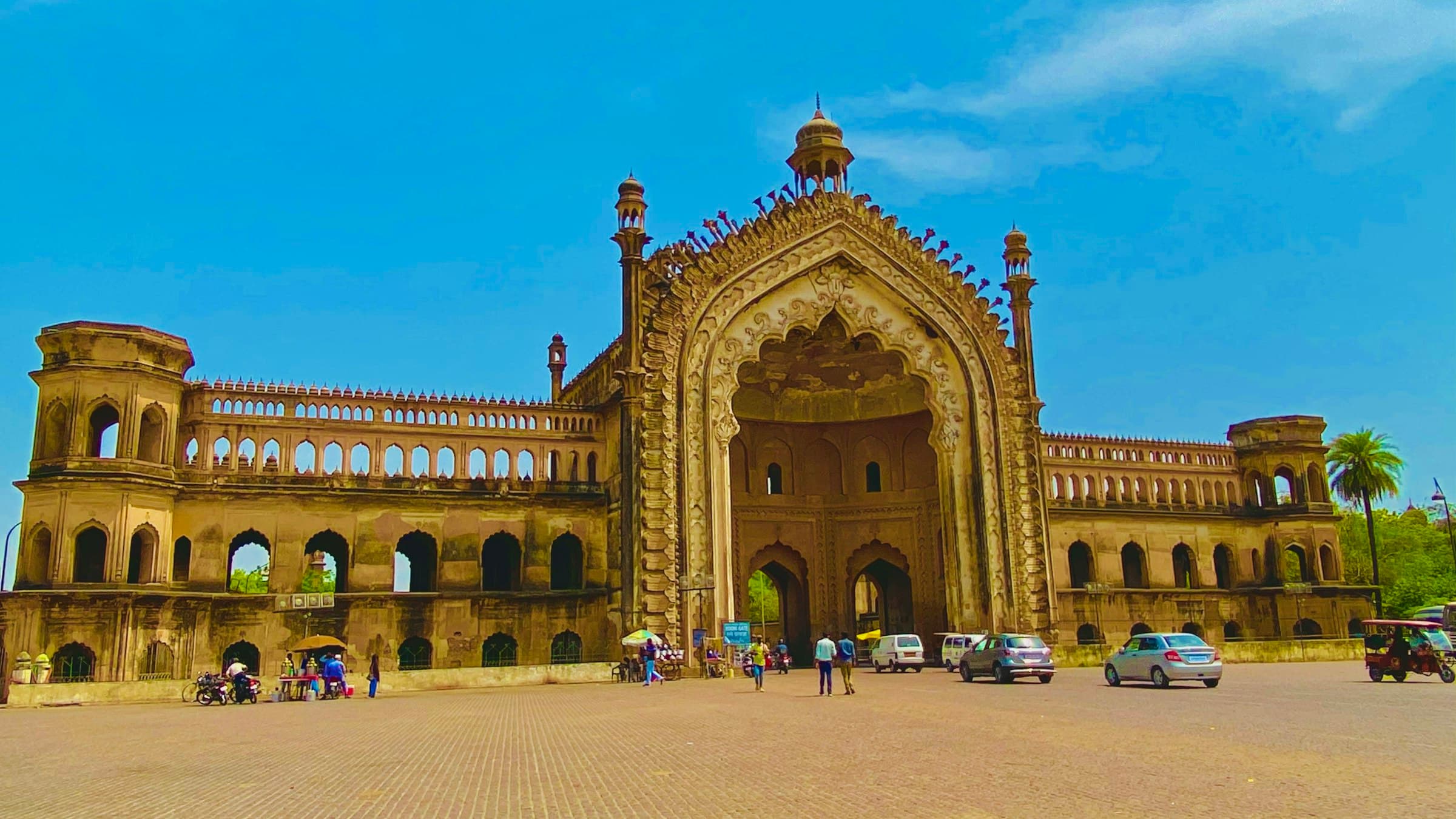 Rumi Darwaza gateway in Lucknow