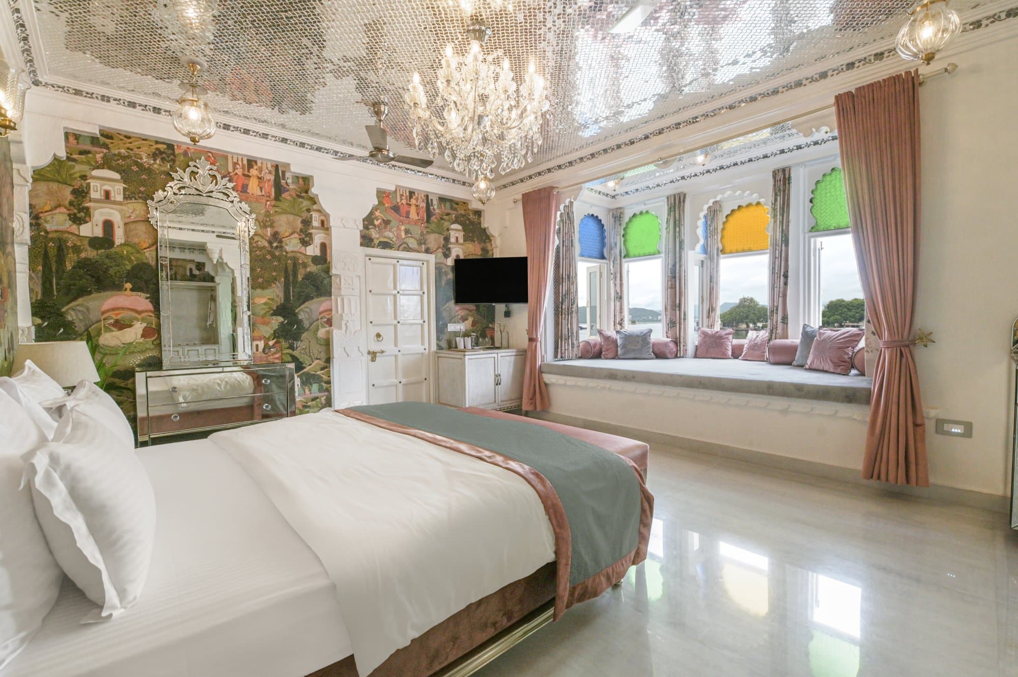 Carved stone arches and heritage detail at Jagat Niwas Palace, Udaipur