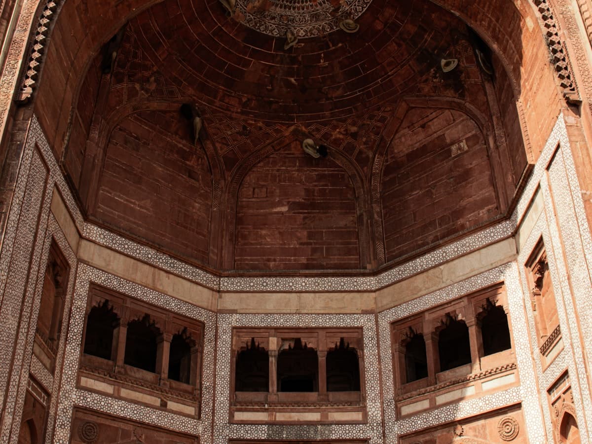 The towering red sandstone archway of the Buland Darwaza at Fatehpur Sikri, framed by its stepped gateway and inlaid marble bands.