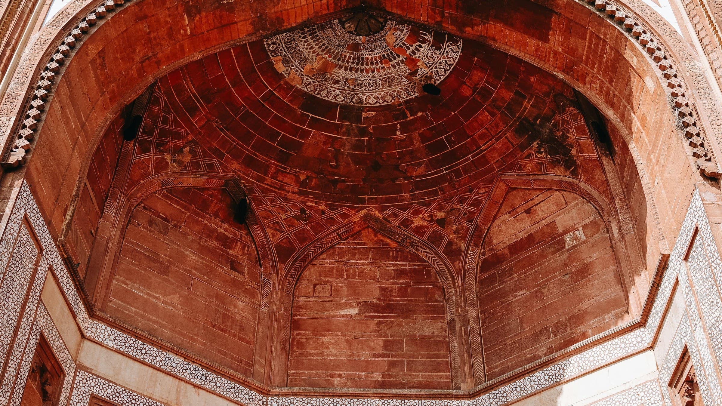 The immense red sandstone gateway of the Buland Darwaza rising above the courts of Fatehpur Sikri under a clear sky.