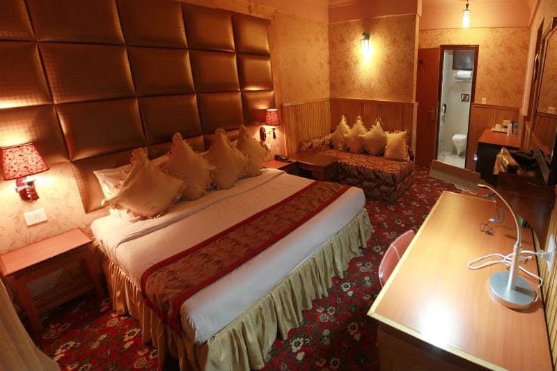 A Suite with a seating area at Yarlam Resort, Lachung.