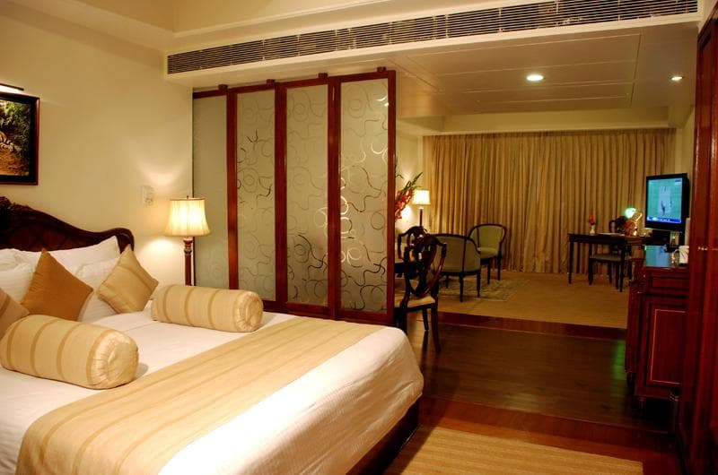 Manu Maharani Nainital Suite Room with twin beds, glass room divider, and seating area