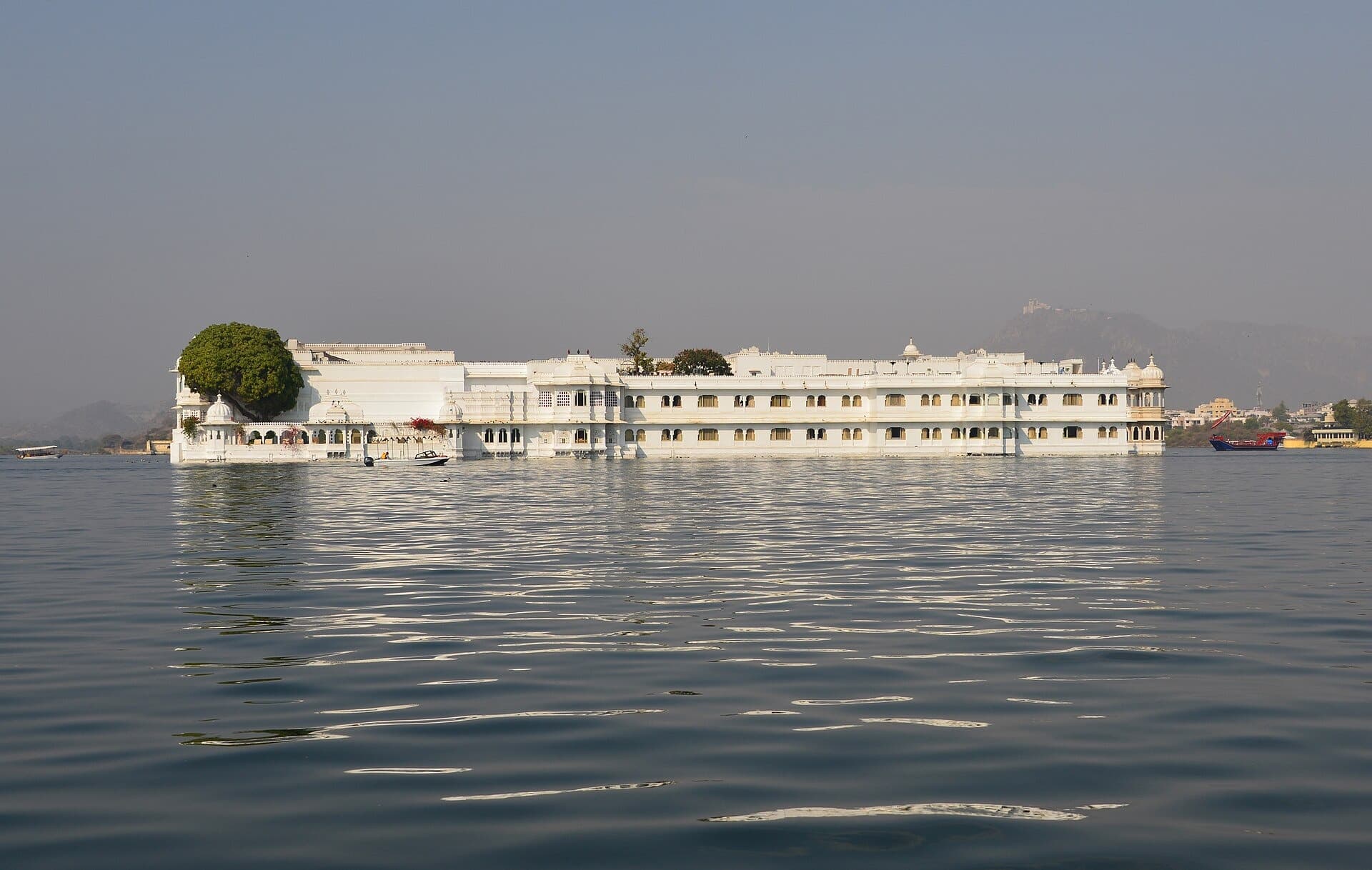 The white Lake Palace hotel on its island in Lake Pichola